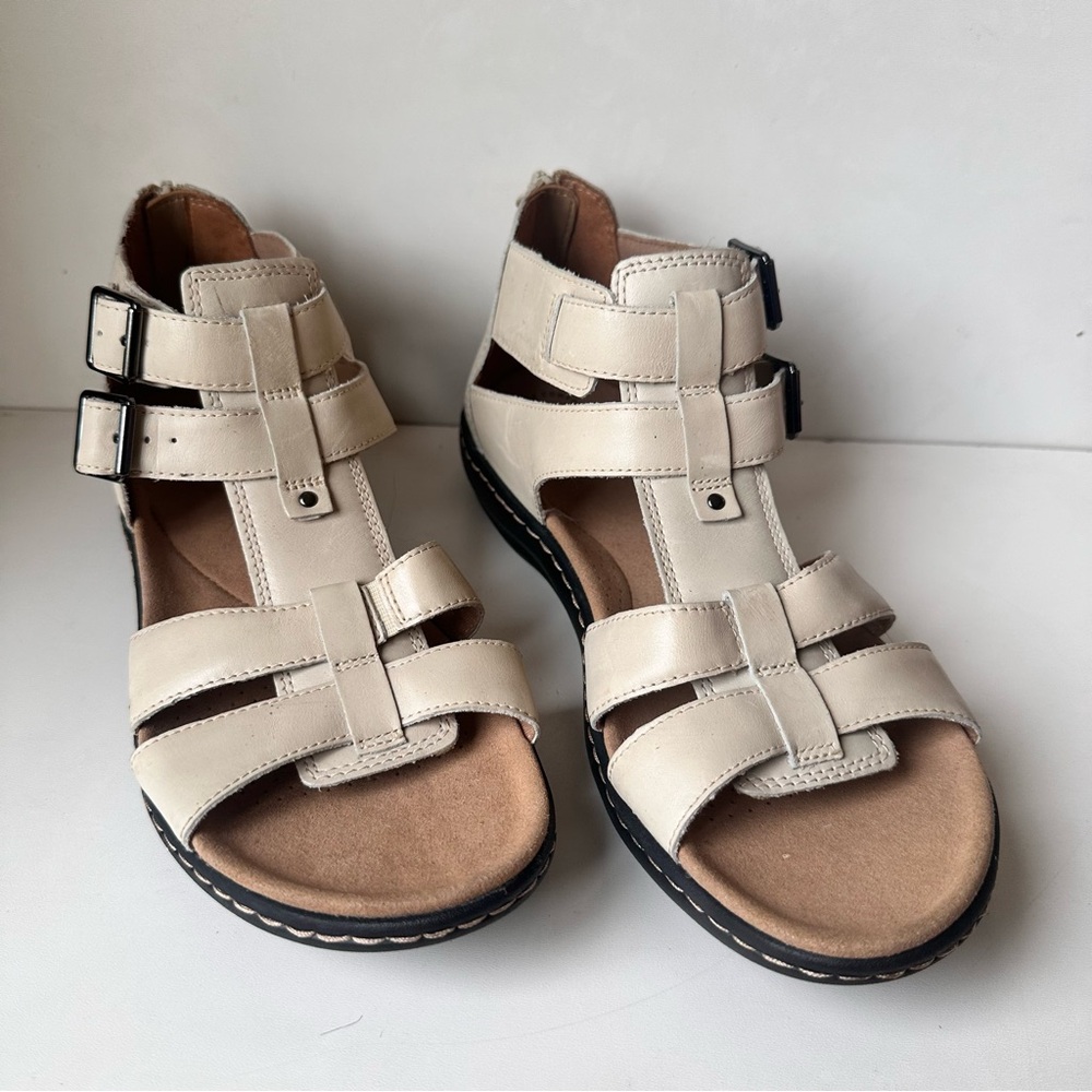 CLARKS Collection Gladiator Sandals Womens Size 9 1/2 Tan Shimmer Buckle